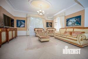 Дом 366м², 3-этажный, участок 10 сот.  