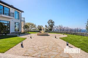 Дом 1551м&sup2;, 3-этажный, участок 48 сот.  