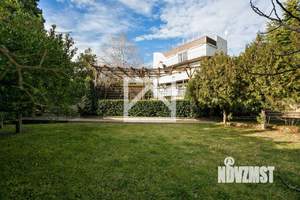 Дом 350м&sup2;, 3-этажный, участок 10 сот.  