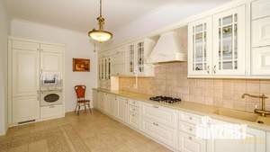 Дом 790м&sup2;, 3-этажный, участок 10 сот.  