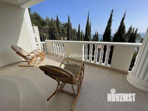 Дом 1700м&sup2;, 3-этажный, участок 13 сот.  