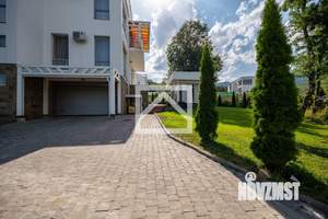 Дом 905м&sup2;, 3-этажный, участок 30 сот.  