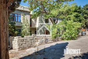 Дом 1157м&sup2;, 3-этажный, участок 20 сот.  