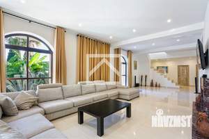 Дом 689м&sup2;, 3-этажный, участок 15 сот.  