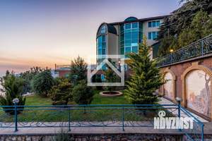 Дом 1300м&sup2;, 4-этажный, участок 40 сот.  