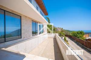 Дом 550м², 3-этажный, участок 10 сот.  