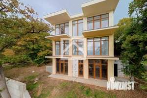 Дом 242м², 3-этажный, участок 8 сот.  