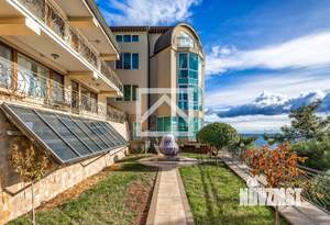 Дом 1300м&sup2;, 4-этажный, участок 40 сот.  