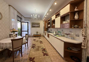 Дом 303м&sup2;, 3-этажный, участок 7 сот.  