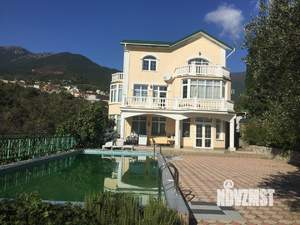 Дом 300м&sup2;, 3-этажный, участок 10 сот.  