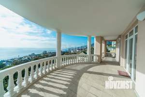 Дом 770м&sup2;, 3-этажный, участок 22 сот.  