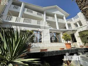 Дом 1700м&sup2;, 3-этажный, участок 13 сот.  