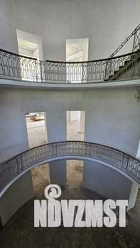 Дом 1156м&sup2;, 3-этажный, участок 20 сот.  