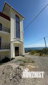 Дом 740м&sup2;, 3-этажный, участок 6 сот.  