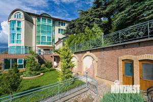 Дом 1680м&sup2;, 4-этажный, участок 32 сот.  