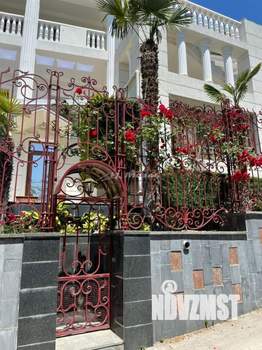 Дом 1700м&sup2;, 3-этажный, участок 13 сот.  