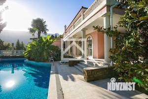 Дом 689м&sup2;, 3-этажный, участок 15 сот.  