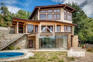 Дом 299м&sup2;, 3-этажный, участок 13 сот.  