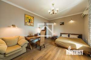 Дом 610м&sup2;, 5-этажный, участок 15 сот.  