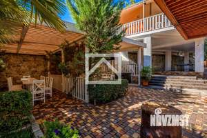 Дом 1307м&sup2;, 4-этажный, участок 50 сот.  