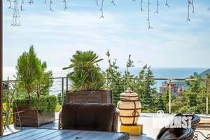 Дом 1000м&sup2;, 3-этажный, участок 16 сот.  