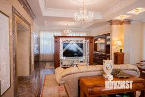 Дом 303м&sup2;, 3-этажный, участок 10 сот.  