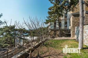 Дом 610м&sup2;, 3-этажный, участок 15 сот.  