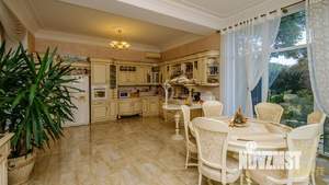 Дом 725м&sup2;, 3-этажный, участок 24 сот.  