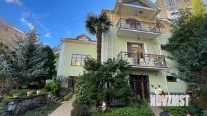 Дом 440м², 3-этажный, участок 10 сот.  