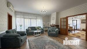 Дом 303м&sup2;, 3-этажный, участок 7 сот.  