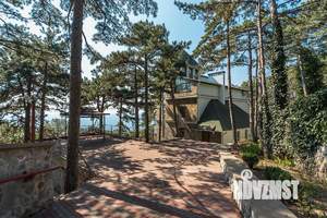 Дом 610м&sup2;, 3-этажный, участок 15 сот.  