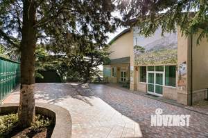 Дом 1680м&sup2;, 4-этажный, участок 32 сот.  