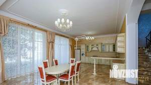 Дом 708м&sup2;, 3-этажный, участок 21 сот.  