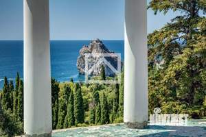 Дом 1157м&sup2;, 3-этажный, участок 20 сот.  