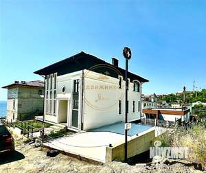 Дом 300м&sup2;, 3-этажный, участок 6 сот.  