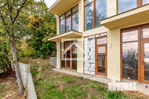 Дом 242м², 3-этажный, участок 8 сот.  