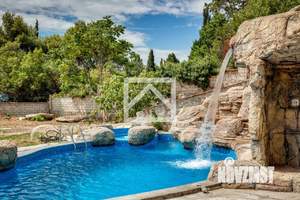 Дом 299м&sup2;, 3-этажный, участок 13 сот.  