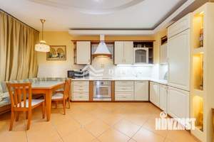 Дом 365м&sup2;, 3-этажный, участок 20 сот.  