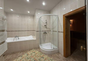 Дом 303м&sup2;, 3-этажный, участок 7 сот.  