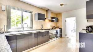 Дом 350м², 2-этажный, участок 30 сот.  