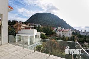 Дом 447м², 3-этажный, участок 15 сот.  