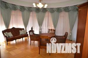 Дом 654м&sup2;, 3-этажный, участок 38 сот.  