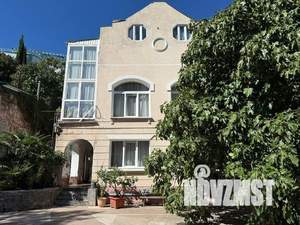 Дом 299м², 3-этажный, участок 8 сот.  