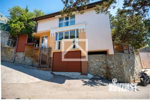 Дом 160м&sup2;, 2-этажный, участок 1 сот.  