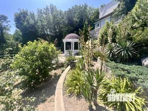 Дом 300м&sup2;, 3-этажный, участок 20 сот.  