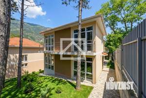 Дом 690м&sup2;, 2-этажный, участок 12 сот.  