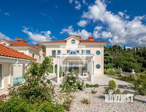 Дом 1160м&sup2;, 3-этажный, участок 8 сот.  