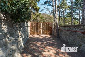 Дом 610м&sup2;, 3-этажный, участок 15 сот.  