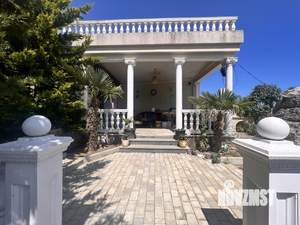 Дом 300м&sup2;, 3-этажный, участок 20 сот.  