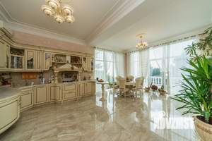 Дом 700м², 3-этажный, участок 23 сот.  